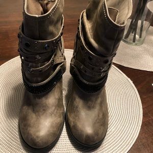 Daisy Fuentes embellished boots sz 8.5